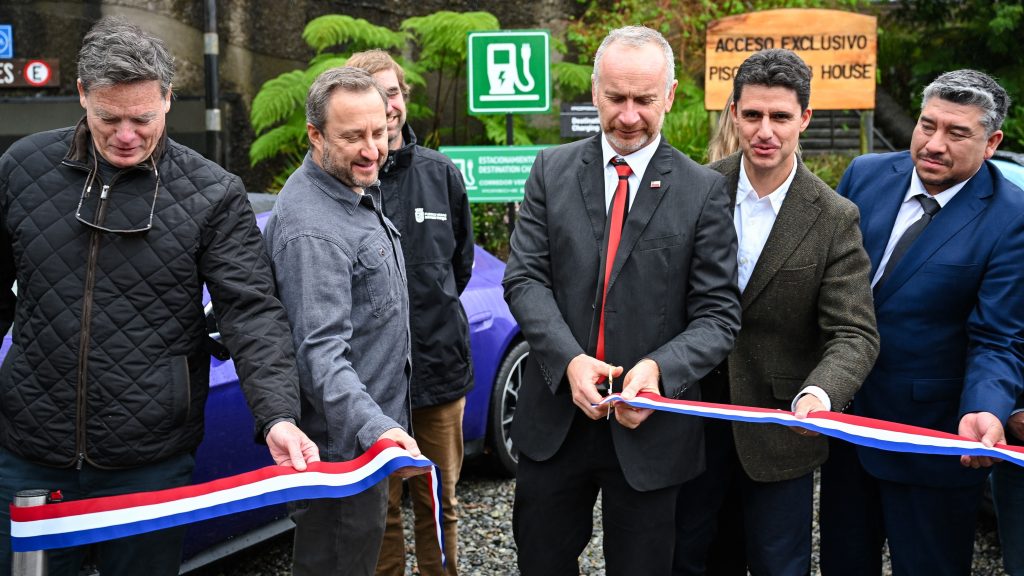 Autoridades inaugurando el corredor verde